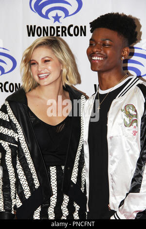 Olivia Holt et Aubrey Joseph promouvoir le manteau de Marvel & Dagger au jour 1 d'Anaheim 2018 WonderCon. Tenue à l'Anaheim Convention Center, à Anaheim, CA. Le 23 mars 2018. Photo par : Richard Chavez / PictureLux Banque D'Images