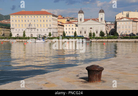 L'Italie, Trieste, Frioul-Vénétie Julienne, vue front de mer avec Greek Orthodox church of San Nicolo dei Greci. Banque D'Images