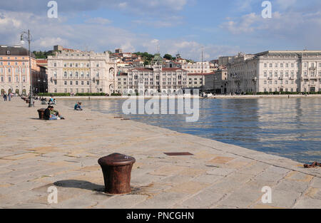 L'Italie, Trieste, Frioul-Vénétie Julienne, Molo Audace waterside avec Piazza dell'Unita d'Italia. Banque D'Images