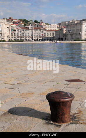 L'Italie, Trieste, Frioul-Vénétie Julienne, Molo Audace waterside avec Piazza dell'Unita d'Italia. Banque D'Images