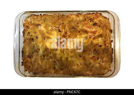 Macaroni et fromage cuit au four dans une cocotte en verre isolé sur fond blanc Banque D'Images