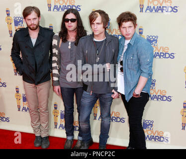 Kings Of Leon sur le tapis rouge pour les MTV Movie Awards 2009 s'est tenue à la Gibson Amphitheatre à Universal City, CA < le dimanche 31 mai 2009. Photo par Edwin Blanco/ RPAC /PictureLux Rois de référence de dossier de   20090531 01RPAC pour un usage éditorial uniquement - Tous droits réservés Banque D'Images