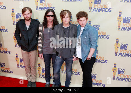 Kings Of Leon sur le tapis rouge pour les MTV Movie Awards 2009 s'est tenue à la Gibson Amphitheatre à Universal City, CA < le dimanche 31 mai 2009. Photo par Edwin Blanco/ RPAC /PictureLux Rois de référence de dossier de   20090531 03RPAC pour un usage éditorial uniquement - Tous droits réservés Banque D'Images