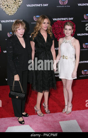 Shirley MacLaine, Julia Roberts et Emma Roberts au Los Angeles Première mondiale de New Line Cinema's 'Valentine's Day'. Arrivants tenue au Grauman's Chinese Theatre à Hollywood, CA. Le 8 février 2010. Photo par : Richard Chavez / PictureLux MacLaineSAND #  de référence de fichier7 020810RAC pour un usage éditorial uniquement - Tous droits réservés Banque D'Images