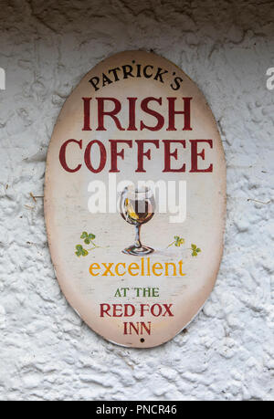 Kerry, République d'Irlande - 17 août 2018 : un millésime sign advertising Irish Coffee au Red Fox Inn, dans le comté de Kerry, en République d'Irlande. Banque D'Images