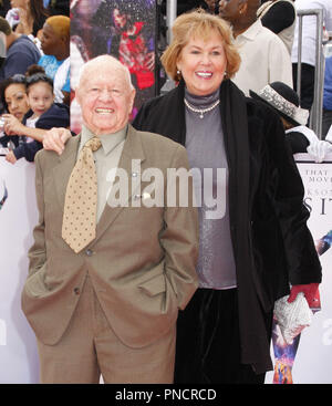 Mickey Rooney et épouse, Jan arrivant à la première de Los Angeles Michael Jackson's La rencontre s'est tenue au Nokia Theatre de Los Angeles, CA. L'événement a eu lieu le mardi 27 octobre 2009. Photo par : Pedro Ulayan Pacifique Photo Presse. / PictureLux MickeyRooney #  de référence Fichier WifeJan 102709 1RPAC pour un usage éditorial uniquement - Tous droits réservés Banque D'Images