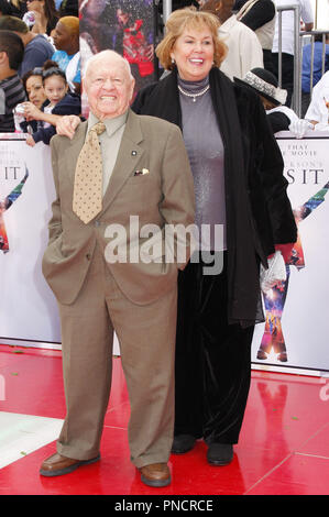 Mickey Rooney et épouse, Jan arrivant à la première de Los Angeles Michael Jackson's La rencontre s'est tenue au Nokia Theatre de Los Angeles, CA. L'événement a eu lieu le mardi 27 octobre 2009. Photo par : Pedro Ulayan Pacifique Photo Presse. / PictureLux MickeyRooney #  de référence Fichier WifeJan 102709 2RPAC pour un usage éditorial uniquement - Tous droits réservés Banque D'Images