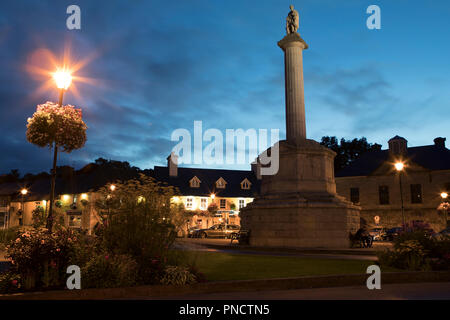 Westport, République d'Irlande - 20 août 2018 : une vue de l'Octogone avec sa colonne et la statue de saint Patrick, dans la ville de Westport, dans Cou Banque D'Images