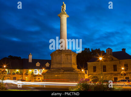 Westport, République d'Irlande - 20 août 2018 : une vue de l'Octogone avec sa colonne et la statue de saint Patrick, dans la ville de Westport, dans Cou Banque D'Images