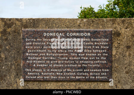 Belleek, Irlande du Nord - 22 août 2018 : une plaque commémorative sur le pont traversant la Belleek Erne, détaillant l'histoire de la Co Donegal Banque D'Images