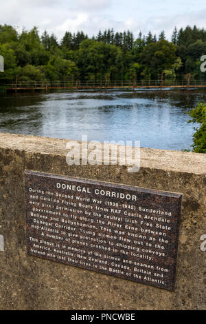 Belleek, Irlande du Nord - 22 août 2018 : une plaque commémorative sur le pont traversant la Belleek Erne, détaillant l'histoire de la Co Donegal Banque D'Images