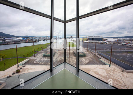 Belfast, en Irlande du Nord - 23 août 2018 : La vue de la Titanic Belfast, Musée de la cale sèche sur laquelle le Titanic et l'Olympic ont été construites et fi Banque D'Images