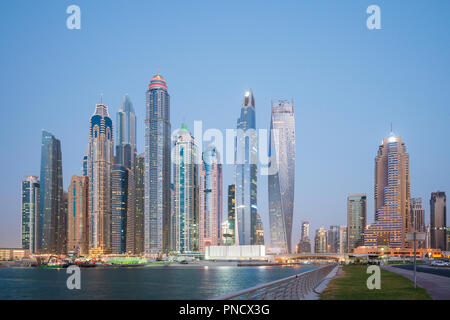 De nombreux tours d'appartements de haute élévation et de gratte-ciel au crépuscule dans la Marina de Dubaï, Émirats arabes unis, Émirats arabes unis. Banque D'Images