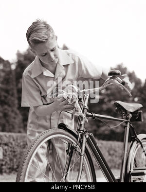 1940 BLONDE JEUNE ADOLESCENT PHARE POLISSAGE SUR CHER ENGLISH LOCATION - b14957 HAR001 ANGLAIS H.A.R.S. B&W PROJECTEUR ESSUYAGE VÉLOS PRIDE LE MAINTIEN ÉLÉGANT PHARE POLISSAGE JUVÉNILES DU SIÈGE EN CUIR PRÉ-ADO PRÉ-ADO GARÇON NOIR ET BLANC CAUCASIEN ETHNICITÉ ATTENTION CHER HAR001 old fashioned Banque D'Images