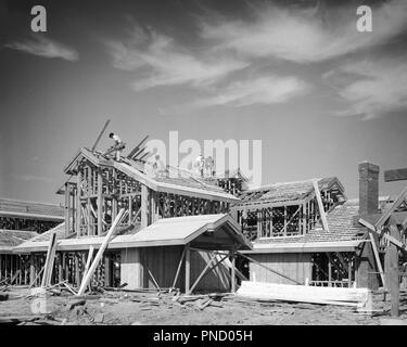 1970 ÉQUIPAGE DE QUATRE HOMMES CHARPENTIERS BOIS LA CONSTRUCTION DE GRANDS CHÂSSIS BALLON STICK BUILT HOUSE - b26046 HAR001 HARS MÂLES RÉSIDENTIEL BÂTIMENTS BUILDER B&W GRAND ANGLE DES OBJECTIFS DE LA STRUCTURE DE COMPÉTENCES COMPÉTENCES CONNAISSANCES EXTÉRIEURES MAISONS PROGRESSION INACHEVÉE Professions des charpentiers qualifiés de contreplaqué RÉSIDENCE CONSTRUIT LA CONSTRUCTION BOIS COMMERCE COOPÉRATION MI-homme mi-ADULTES DEUX ADULTES JEUNES ADULTES HISTOIRE HOMME NOIR ET BLANC HAR001 old fashioned Banque D'Images