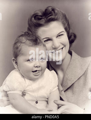 1940 SMILING MOTHER HUGGING sourire tout-petit bébé fille À L'APPAREIL PHOTO - b4362 HAR001 HARS HUGGING STYLE ANCIEN STYLE DU VISAGE JUVÉNILE 1 JEUNES ADULTES COMMUNICATION FORTE ÉTREINTE HEUREUSE JOIE DE VIE LES FEMMES DE SANTÉ ACCUEIL VIE HUG MESDAMES FILLES LES PERSONNES QUI S'OCCUPENT DES EXPRESSIONS FAIRE PLACE AU B&W LE BONHEUR DE LA TÊTE ET DES ÉPAULES SERRÉES LES DEUX JOYEUX SOURIRES UPDO ROULEAUX FIERTÉ LA VICTOIRE joyeuse émotion AFFECTION ATTACHEMENT PERSONNEL jeunes mamans CROISSANCE TOGETHERNESS WOMAN NOIR ET BLANC DE L'ORIGINE ETHNIQUE CAUCASIENNE HAR001 old fashioned Banque D'Images