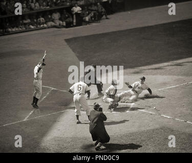 16 avril 1950 match de baseball des Dodgers de Brooklyn & Philadelphia Phillies PLAYER GLISSER DANS LA PLAQUE-CATCHER ATTEND QUE BALL - b6656 HAR001 HARS MÂLES B&W BROOKLYN BONHEUR SUCCÈS HIGH ANGLE JUGE-ARBITRE VICTOIRE CATCHER PA ACCUEIL PROFESSIONS PLAQUE COULISSANTE CONNEXION SPORT PROFESSIONNEL FLOU DODGERS NOTATION sauter de joie attend BALL BALL JEU COOPÉRATION SPORT MID-ADULT MID-ADULT MAN VS Phillies de Philadelphie. YOUNG ADULT MAN AVRIL BASEBALL BAT NOIR ET BLANC DE L'ORIGINE ETHNIQUE CAUCASIENNE VILLE DE L'AMOUR FRATERNEL HAR001 OLD FASHIONED OLD SCHOOL Banque D'Images