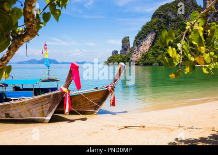 Bateaux amarrés à Longtail Aonang Plage en Thailande Banque D'Images