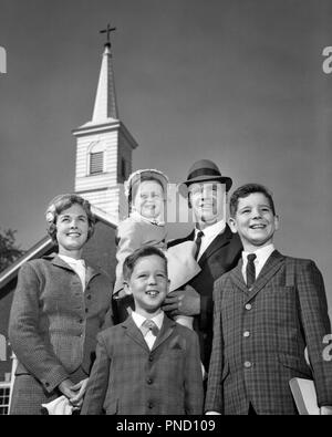 1960 Portrait de famille Mère Père DEUX FILS UNE FILLE D'ARMES CHRISTIAN CHURCH SPIRE DERRIÈRE EUX - c9375 HAR001 HARS MARI PAPA MAMAN VISAGES VÊTEMENTS PAIRE nostalgique de banlieue EXPRESSION COMMUNAUTAIRE MÈRES VIEUX TEMPS NOSTALGIE FRÈRE SOEUR 1 OLD FASHION STYLE VISAGE JUVÉNILE MEILLEURS FILS HEUREUX JOIE DE VIE RELIGION CINQ FEMELLES CÉLÉBRATION DIMANCHE 5 frères MARIÉS MARI CONJOINT RURAL SANTÉ HOME LIFE UNITED STATES COPIE ESPACE DEMI-pleine longueur longueur MESDAMES FILLES PERSONNES INSPIRATION UNITED STATES OF AMERICA LES HOMMES FRÈRES ET SŒURS CHRÉTIENS SPIRITUALITÉ PÈRES EXPRESSIONS SŒURS B&W Banque D'Images