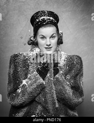 Années 1930 Années 1940 FEMME PORTANT CHAPEAU MANTEAU AGNEAU PERSE JUSQU'AU GROUPEMENT CONTRE LA CHUTE DE FLOCONS DE NEIGE LOOKING AT CAMERA - f7933 HAR001 H.A.R.S. B&W AGNEAU HIVER CONTACT OCULAIRE FLOCONS DE STYLES ÉLÉGANTS FLOCONS DE MODE PERSAN YOUNG ADULT WOMAN BLACK AND WHITE CAUCASIAN ETHNICITÉ HAR001 old fashioned AGNEAU PERSAN Banque D'Images