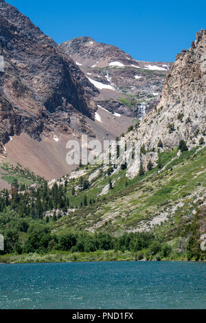 Avis de Parker Lake dans l'Est de la Sierra Nevada, près de la Californie Lac Juin Banque D'Images