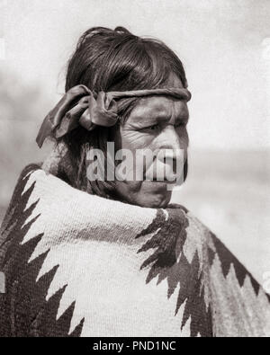 1930 PORTRAIT DE PROFIL NATIVE AMERICAN MAN WEARING HEADBAND TRADITIONNELLE ET À LA MAIN, ce NOUVEAU CONTRAT CADRE Cochiti Pueblo États-unis MEXIQUE - j1314 HAR001 B&W EXPRESSIONS HARS AMÉRIQUE DU NORD TÊTE ET ÉPAULES FORCE FIERTÉ Native American Style Cochiti Pueblo ENDURING MID-ADULT MID-ADULT MAN NEW MEXIQUE TISSÉ PATINÉ NOIR ET BLANC HAR001 Les old fashioned stoïque Banque D'Images