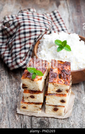 Des tranches de fromage cottage en cocotte sur table en bois Banque D'Images