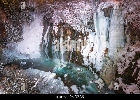 Shirogane, Biei, Hokkaido, Japon à Blue River gelée et allumé sur une nuit d'hiver. Banque D'Images