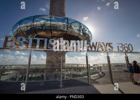 Les touristes se regardant le j360 de British Airways, une tour d'observation, sur le front de mer de Brighton, East Sussex, UK. Banque D'Images