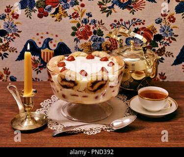 1770 AMERICAN COLONIAL DESSERT BAGATELLE DANS DU VERRE PLAT DE COMPOTE DE FRUITS GÂTEAU DE COUCHES DE CRÈME ANGLAISE crème fouettée et tasse de thé - KF38886 TRAF001 VERSION HARS Banque D'Images