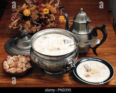 Années 1950 Années 1770 REPAS AMÉRICAIN COLONIAL ETAINS SOUPIÈRE ET BOL DE Chaudrée de poisson AVEC OYSTER CRACKERS COFFEE POT FLEURS D'AUTOMNE - KF38889 TRAF001 HARS, FRUITS DE MER Banque D'Images