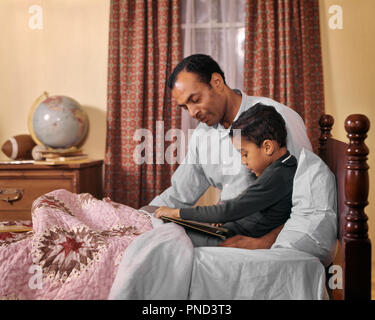 1970 AFRICAN AMERICAN MAN PÈRE ET FILS GARÇON Lecture de contes l'heure du coucher Chambre LIT ENSEMBLE D'APPRENTISSAGE L'ENSEIGNEMENT DE L'AMOUR - kj5146 PHT001 HARS COULEUR URBAINE D'APPRENTISSAGE RELATION PÉDAGOGIQUE TEMPS VIEILLE NOSTALGIE LIRE ANCIENNE MODE 1 COMMUNICATION DE L'information à l'heure du coucher juvénile fils la joie d'être parent VIE VIE ACCUEIL GROWNUP PERSONNES ENFANTS personnes pleine longueur adulte, les mâles s'OCCUPENT DE LA SPIRITUALITÉ PÈRES MONOPARENTALE PARENTS BONHEUR TÊTE ET ÉPAULES FORCE PROTECTION africains-américains africains-américains de papas NOIR ETHNIQUE NOIR ORIGINE PRIDE STORYBOOK AUTHORITY AIMANTES AFFECTUEUX Banque D'Images