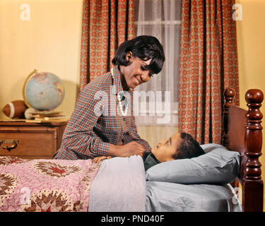 1970 SMILING AFRICAN AMERICAN WOMAN Mère Fille Fille RENTRANT DANS LE LIT LA NUIT - kj5654 PHT001 HARS, banlieue de sommeil Relation couleur URBAINE MÈRES VIEUX TEMPS NOSTALGIE ANCIENNE MODE DE COMMUNICATION SÉCURITÉ SÉCURITÉ DES MINEURS 1 FILS HEUREUX JOIE FAMILLES FEMMES STYLE DE VIE ACCUEIL GROWNUP COPIE ESPACE ENFANTS personnes demi-longueur MESDAMES FILLES PERSONNES mâles adultes de protéger le bonheur des ménagères ménagère RÊVES TÊTE ET ÉPAULES PROTECTION force joyeuse africains-américains africains-américains NOIR NOIR ORIGINE ETHNIQUE DANS LA FIERTÉ au sourire affectueux AIMANT CONNEXION joyeuse affection élégant Banque D'Images