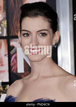 Anne Hathaway lors de la première mondiale de 'Valentine's Day' tenue à l'Grauman's Chinese Theatre à Hollywood, CA le lundi, 8 février 2010. Photo par RPAC Photo Presse Pacific Rim. Référence du fichier  #  Anne Hathaway 2810 1RPAC pour un usage éditorial uniquement - Tous droits réservés Banque D'Images