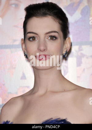 Anne Hathaway lors de la première mondiale de 'Valentine's Day' tenue à l'Grauman's Chinese Theatre à Hollywood, CA le lundi, 8 février 2010. Photo par RPAC Photo Presse Pacific Rim. Référence du fichier  #  Anne Hathaway 2810 2RPAC pour un usage éditorial uniquement - Tous droits réservés Banque D'Images