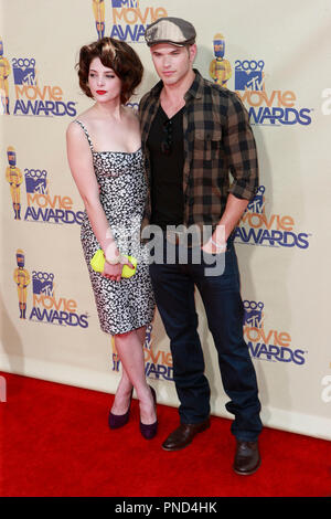 Ashley Greene et Kellan Lutz sur le tapis rouge pour les MTV Movie Awards 2009 s'est tenue à la Gibson Amphitheatre à Universal City, CA < le dimanche 31 mai 2009. Photo par Edwin Blanco/ RPAC /fichier PictureLux #  Référence Ashley Greene   01K 20090531 RPAC pour un usage éditorial uniquement - Tous droits réservés Banque D'Images