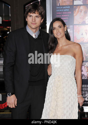 Ashton Kutcher & Demi Moore lors de la première mondiale de 'Valentine's Day' tenue à l'Grauman's Chinese Theatre à Hollywood, CA le lundi, 8 février 2010. Photo par RPAC Photo Presse Pacific Rim. Référence de fichier #  Ashton Kutcher  2810 1RPAC pour un usage éditorial uniquement - Tous droits réservés Banque D'Images