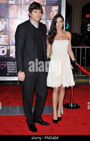 Ashton Kutcher & Demi Moore lors de la première mondiale de 'Valentine's Day' tenue à l'Grauman's Chinese Theatre à Hollywood, CA le lundi, 8 février 2010. Photo par RPAC Photo Presse Pacific Rim. Référence de fichier #  Ashton Kutcher  2810 2RPAC pour un usage éditorial uniquement - Tous droits réservés Banque D'Images