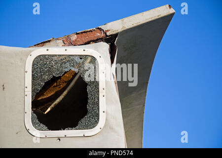 La fenêtre brisée sur l'épave d'un bateau Banque D'Images