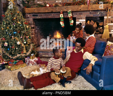 1970 AFRICAN AMERICAN FAMILY ENSEMBLE PAR L'ARBRE DE NOËL ET cheminée canapé du salon - kx7593 PHT001 HARS DOLL MARI CHEMINÉE Papa maman quatre à l'intérieur du vêtement pour homme paire nostalgique 4 BAS DE NOËL DE BANLIEUE MÈRES COULEUR VIEUX TEMPS NOSTALGIE FRÈRE SOEUR 1 OLD FASHION STYLE TABLE JUVÉNILE EVE FILS HEUREUX FAMILLE JOIE CÉLÉBRATION DE VIE FEMMES FRÈRES MARIÉS MARI CONJOINT ACCUEIL VIE pleine-longueur Filles Garçons FRÈRES SOEURS VEST PÈRES BONHEUR FORCE JOYEUSE SALON africains-américains africains-américains et les papas EXCITATION NOIR ORIGINE PAR SŒUR SOURIRE DÉCEMBRE Banque D'Images