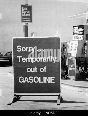 1970 Close-up DÉSOLÉ TEMPORAIREMENT EN RUPTURE D'ESSENCE LIBRE-SERVICE À LA STATION DE GAZ AU COURS DE L'année 1973 de l'OPEP CRISE PÉNURIE - M10294 HAR001 AU HARS DE FRUSTRATION POLITIQUE CONCEPTUEL DE L'ESSENCE DE LA VIE TOUJOURS LES VÉHICULES AUTOMOBILES CLOSE-UP 1973 EMBARGO TEMPORAIREMENT DÉCEPTION SYMBOLIQUE EN NOIR ET BLANC EN LIBRE SERVICE AU COURS HAR001 REPRÉSENTATION À L'ANCIENNE Banque D'Images