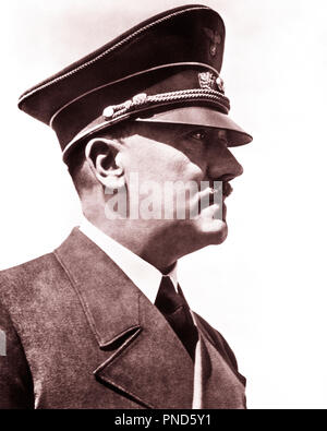 Années 1930 Années 1940 TÊTE DE PROFIL ÉPAULES Adolf Hitler et le chef du parti nazi allemand dictateur - q72074 CPC001 HARS CÉLÈBRE MONSTRE LEADERSHIP-GUERRES SECONDE GUERRE MONDIALE SECONDE GUERRE MONDIALE L'autorité politique de la barbe du dictateur Adolf Adolf infâme de l'holocauste nazi meurtrier tyran fasciste FUHRER GÉNOCIDE MEURTRE PARTI NAZI PSYCHOPATHE PERSONNALITÉS NÉVROTIQUES SUPRÉMACISTE SUICIDE NOIR ET BLANC DE L'ORIGINE ETHNIQUE CAUCASIENNE PERSONNE CÉLÈBRE Old Fashioned Banque D'Images