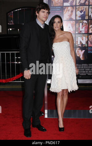 Demi Moore et Ashton Kutcher au Los Angeles Première mondiale de Saint-valentin tenue à l'Grauman's Chinese Theatre à Hollywood, CA le lundi, 8 février 2010. Photo par Pedro Ulayan 1568 Photo Pacific Rim de référence de dossier de presse DemiMooreAshton 03 20810RPAC pour un usage éditorial uniquement - Tous droits réservés Banque D'Images