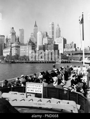 Années 30 années 40 NEW YORK CITY CENTRE-VILLE À PARTIR DE LA STATUE DE LA LIBERTÉ VOILE PONT SUPÉRIEUR NYC USA - r1149 HAR HAR001 HARS001 HUDSON RIVER Old Fashioned Banque D'Images