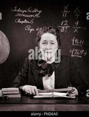 1940 SMILING MIDDLE AGED Professeur à l'école 24 À CÔTÉ DE GLOBE TENANT À LA RÈGLE À CALCUL DE L'APPAREIL PHOTO SUR TABLEAU NOIR - s11689 HAR001 HARS, Mesdames les femelles s'occupent des personnes de confiance de l'inspiration des expressions mathématiques B&W EYE CONTACT Belle tête et épaules puissantes connaissances règle force joyeuse FIERTÉ STERN SUR LES PROFESSIONS À L'AUTORITÉ DES SOURIRES JOYEUX À CÔTÉ STRICT DE LA VIEILLE FILLE D'ÂGE MOYEN ÉLÉGANT PROBLÈMES MID-ADULT AGRÉABLE MID-ADULT WOMAN NOIR ET BLANC PRISSY de précision de l'origine ethnique caucasienne HAR001 grave à l'ANCIENNE Banque D'Images