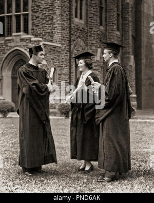 Années 1930 Années 1940 diplômés de l'UNIVERSITÉ DE GROUPE D'UNE FEMME, deux hommes portant des chapeaux et casquettes MORTIER ROBES HOLDING DIPLOMAS parler ensemble - s6203 HAR001 HARS JOIE SATISFACTION DE VIE FEMMES célébration pleine longueur de l'ESPACE DE COPIE CHERS PERSONNES DE CONFIANCE CHEZ LES HOMMES DIPLÔMÉS B&W SUCCÈS RÊVES BONHEUR VICTOIRE ROBES ROBES DE CONNAISSANCES L'EXCITATION DES UNIVERSITÉS L'ENSEIGNEMENT SUPÉRIEUR DE LA FIERTÉ DES COLLÈGES DIPLÔMES ÉLÉGANT CAPS MORTIER CROISSANCE UNITÉ YOUNG ADULT MAN WOMAN PORTRAIT NOIR ET BLANC à l'ANCIENNE ETHNIE HAR001 Banque D'Images