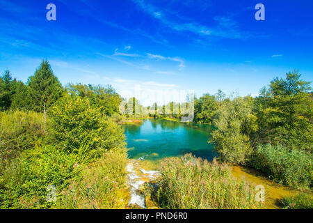 Dans la rivière Mreznica Belavici, village du comté de Karlovac, Croatie, cascade et la nature verte Banque D'Images