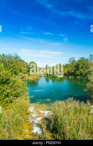 Dans la rivière Mreznica Belavici, village du comté de Karlovac, Croatie, cascade et la nature verte Banque D'Images