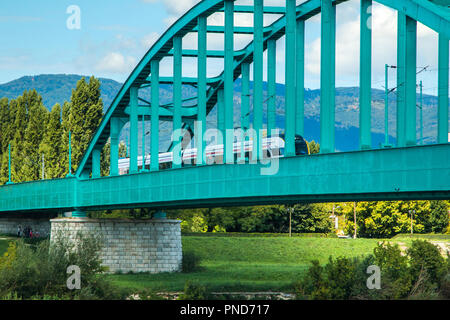 Green pont ferroviaire sur la rivière Sava à Zagreb et skyline moderne Banque D'Images