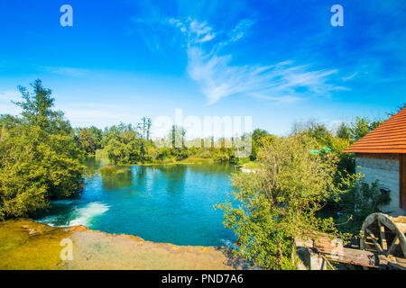 Dans la rivière Mreznica Belavici, village du comté de Karlovac, Croatie, cascade et la nature verte Banque D'Images